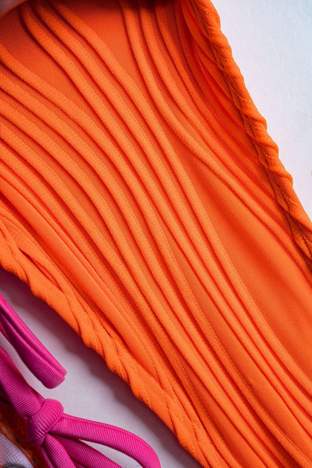 Bikini orange à lacets roses vue détaillée sable