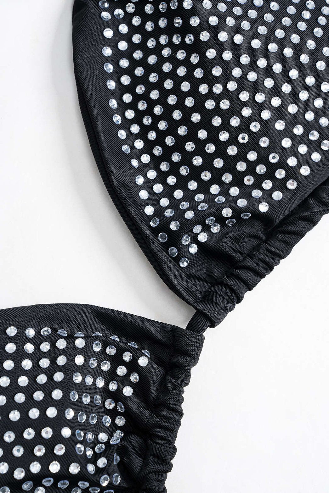Bikini noir à strass vue de côté sable