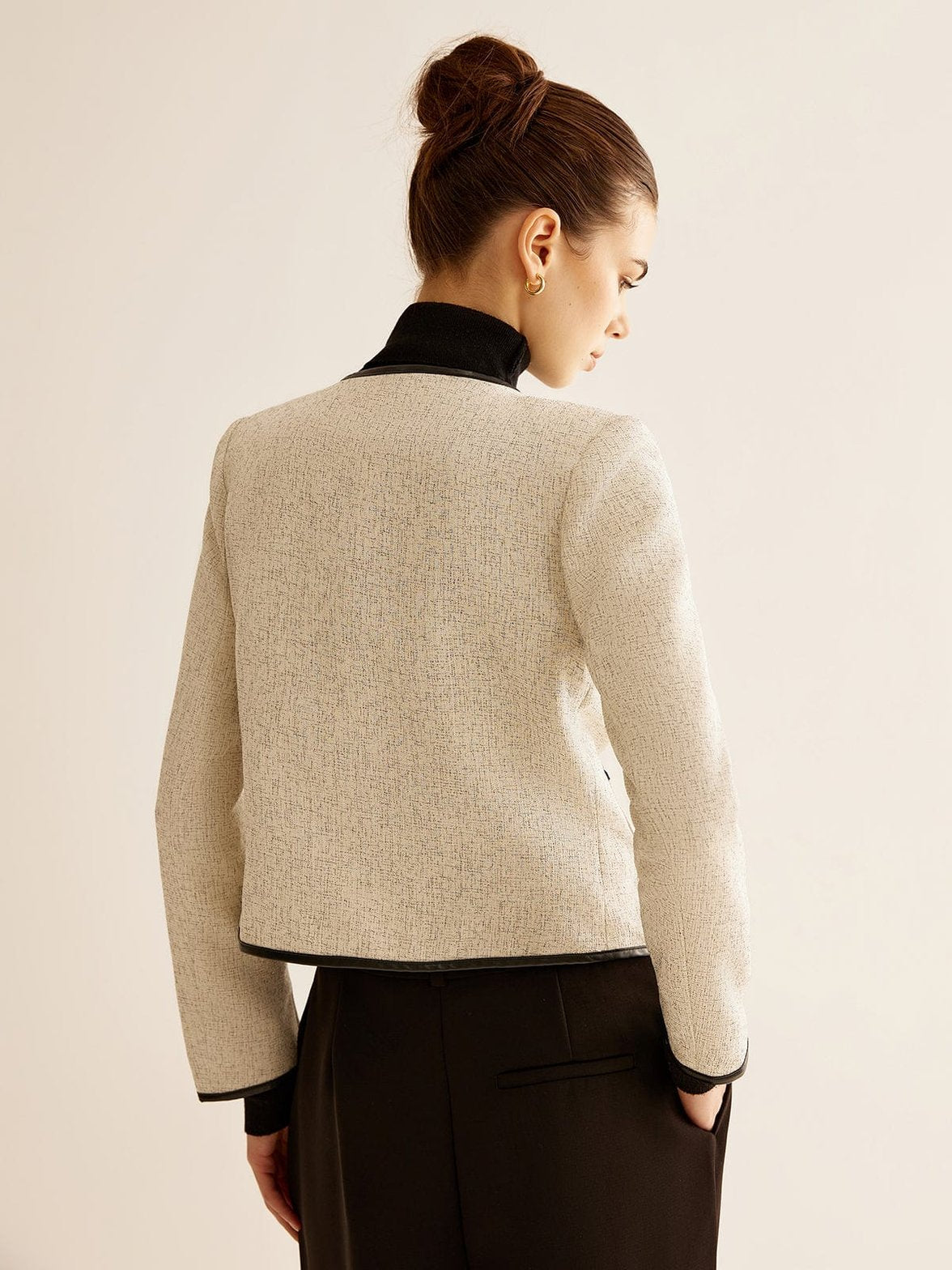 Blazer sophistiqué vue trois-quarts raffinement