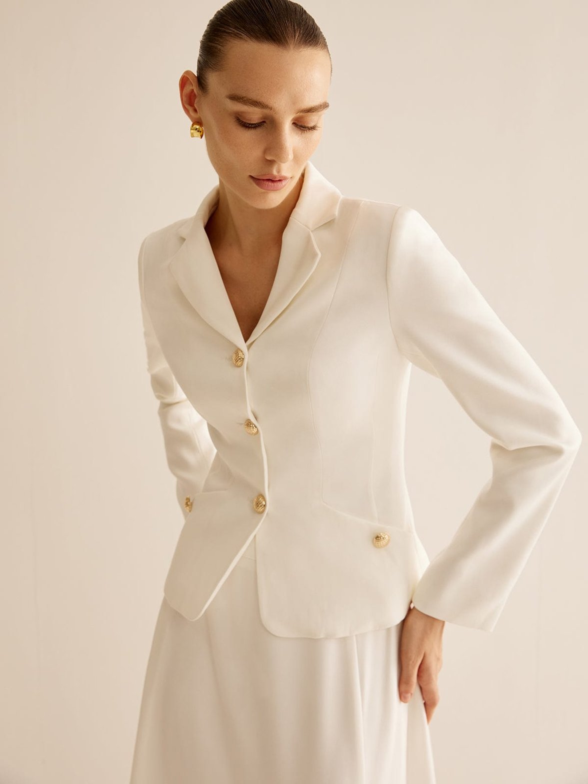 Blazer blanc élégant avec boutons dorés décoratifs soleil