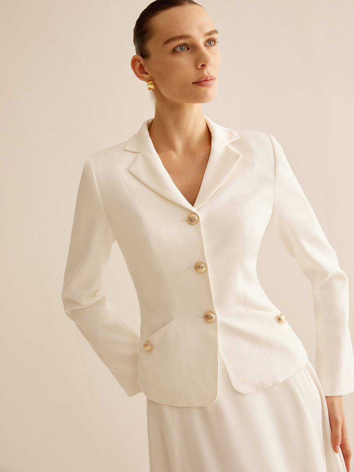 Blazer blanc coupe ajustée détail bouton perle
