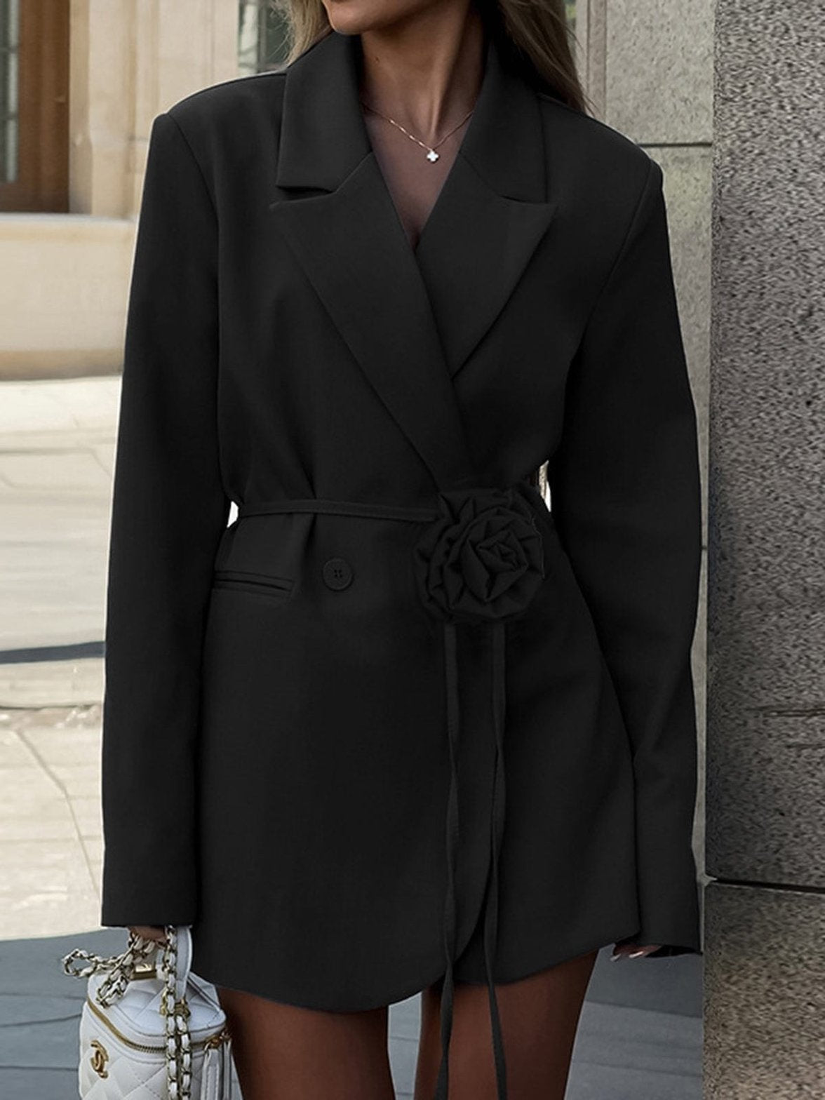 Blazer noir élégant avec ceinture nouée luxe