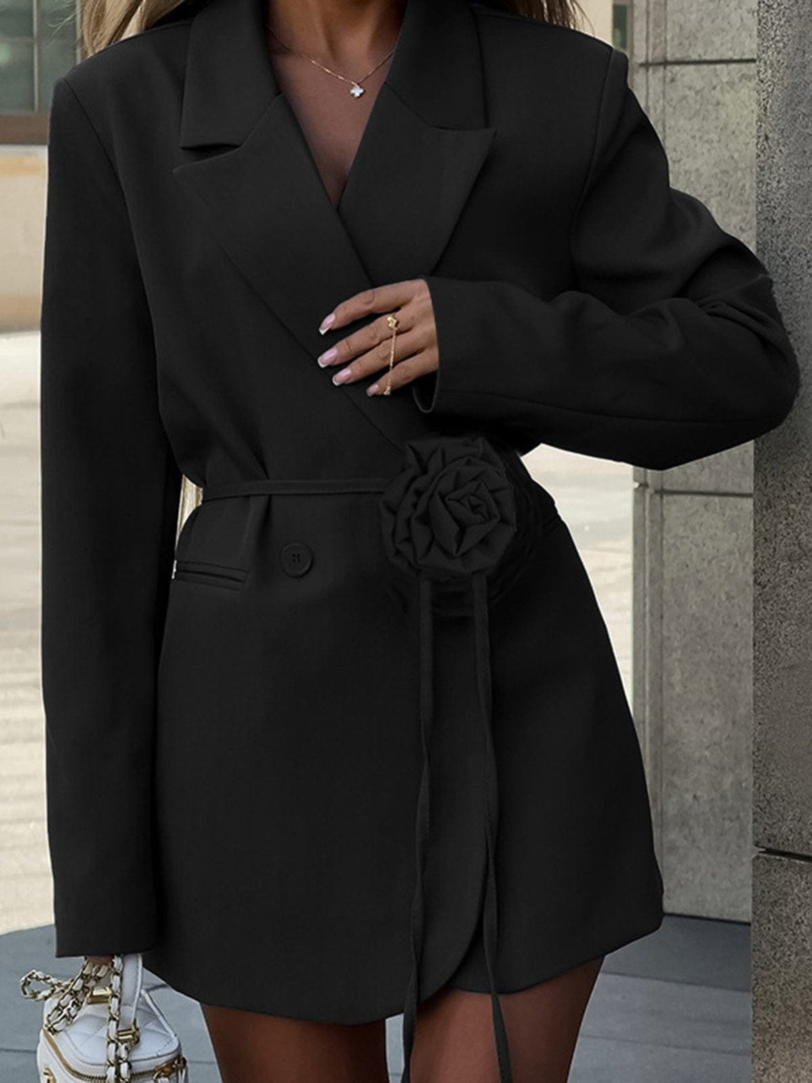 Blazer ceinturé vue de profil chic