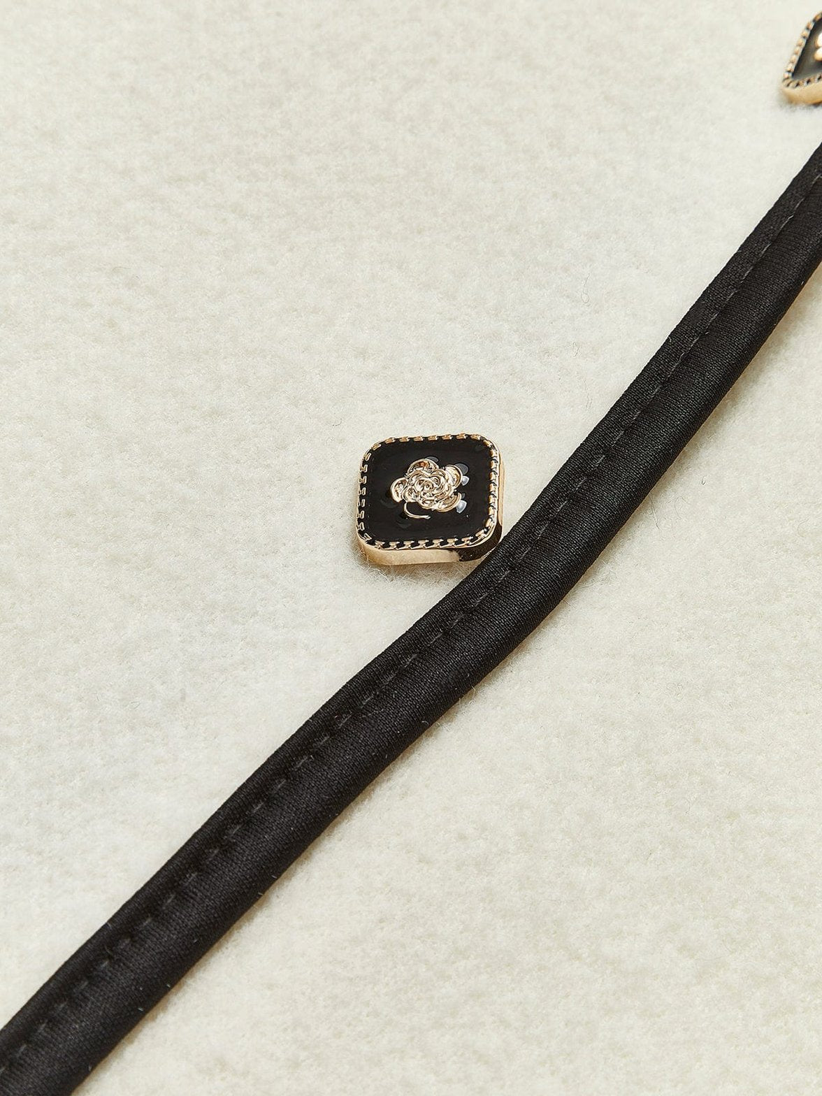 Blazer tricot blanc cassé détails noirs élégance