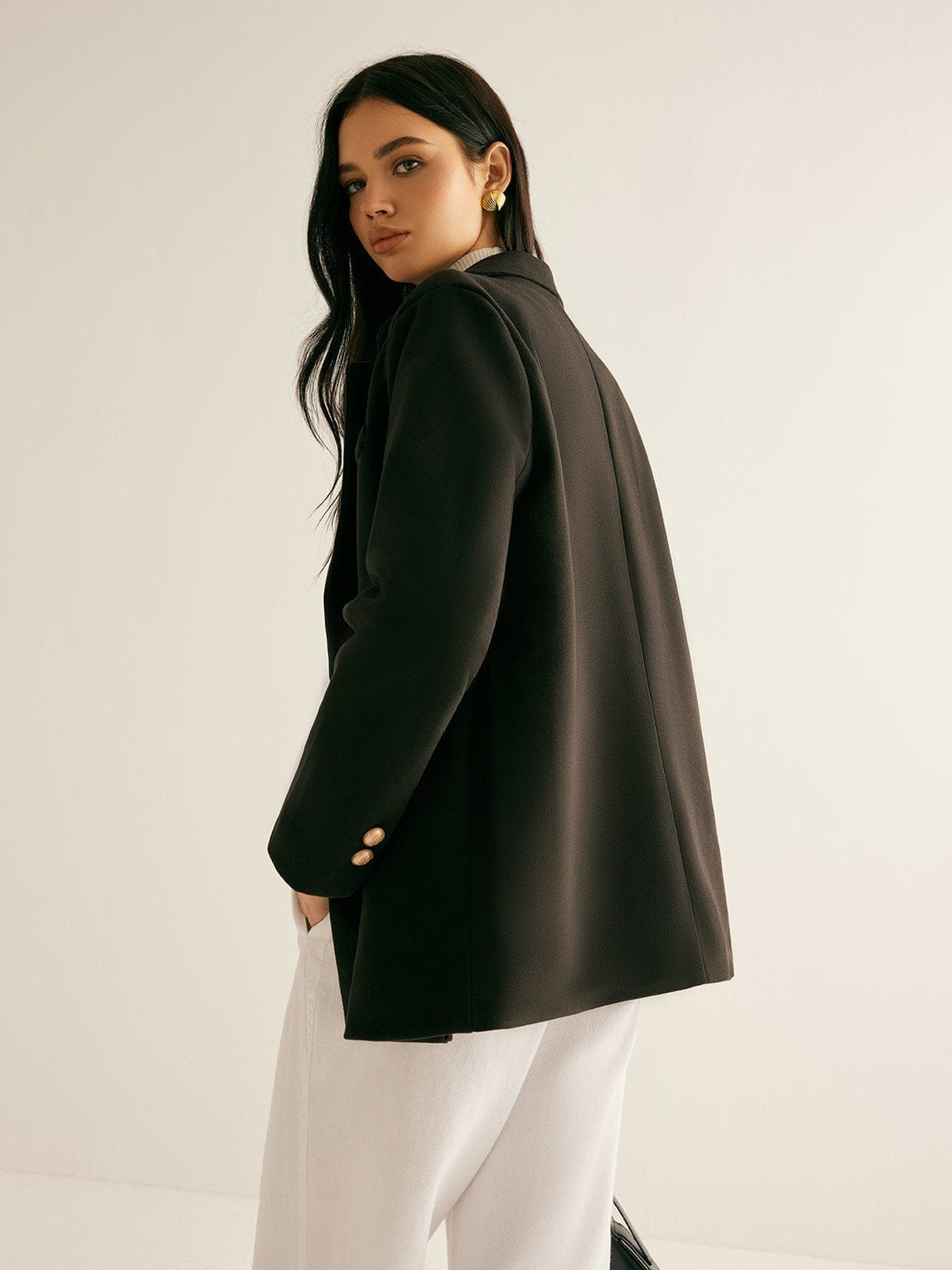 Vue arrière du blazer noir rose