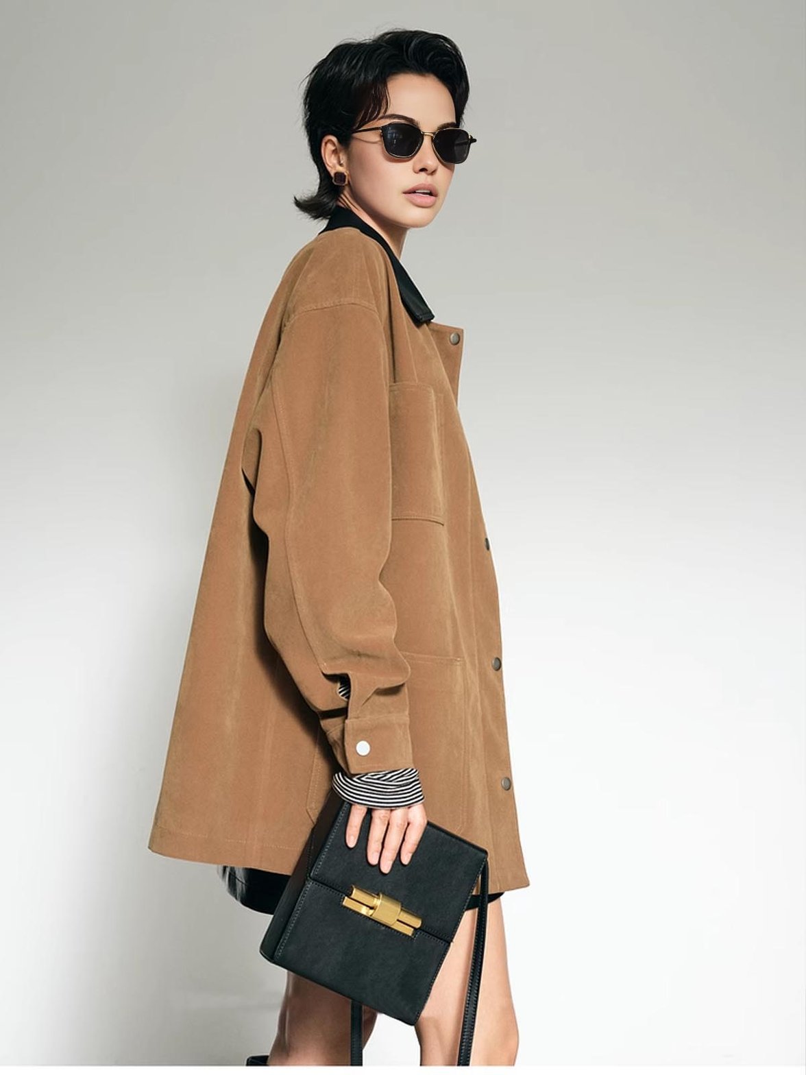 Blazer daim camel vue latérale grâce