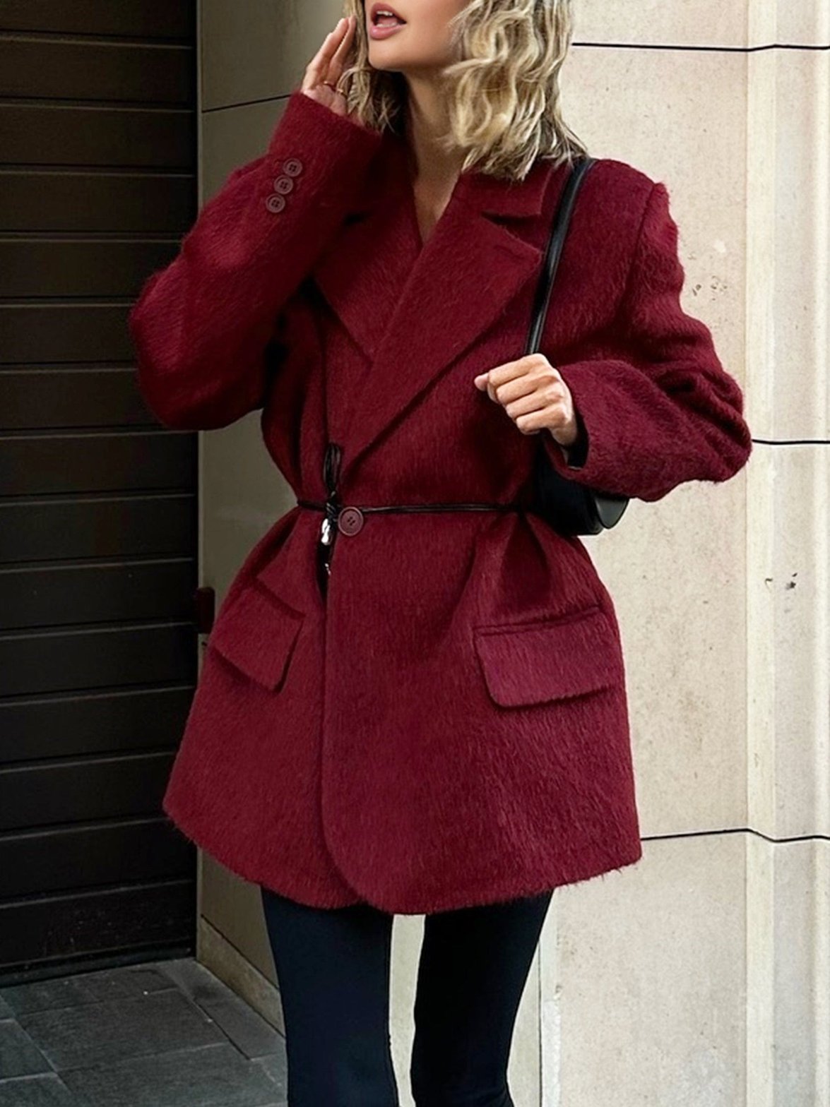 Détail de la ceinture du blazer prune