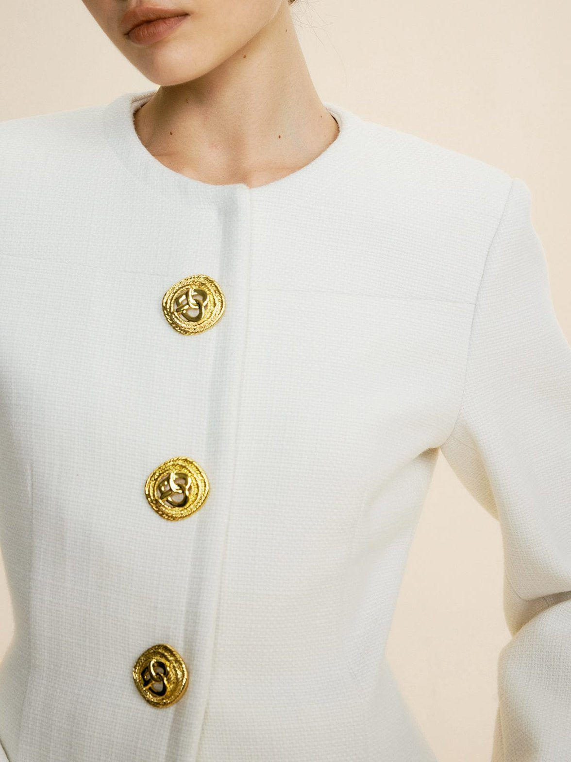 Blazer tweed blanc détail boutons élégant