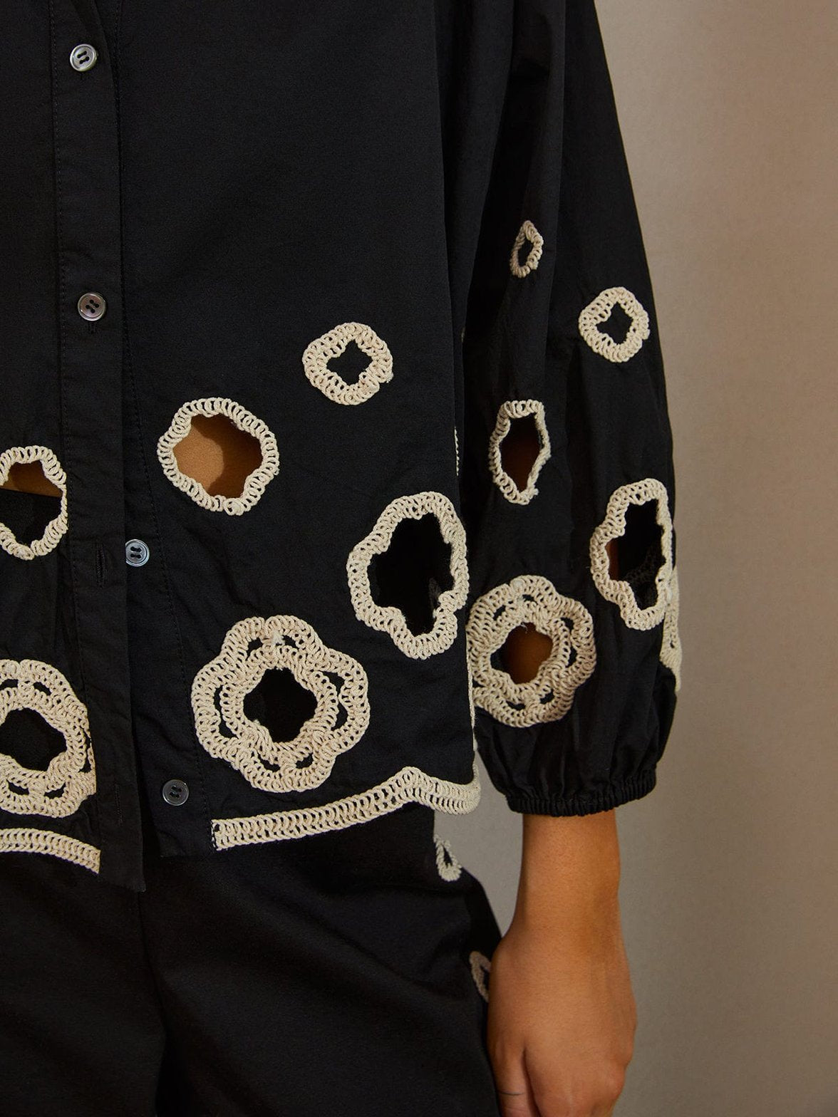 Blouse noire brodée détail des motifs fleur
