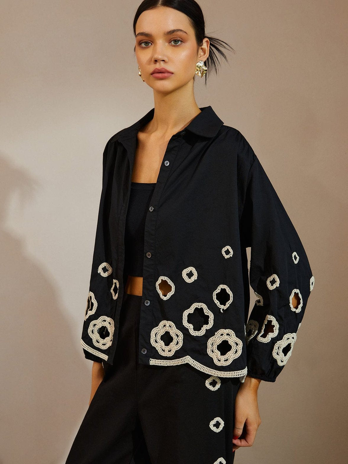 Blouse noire brodée vue de dos nuage