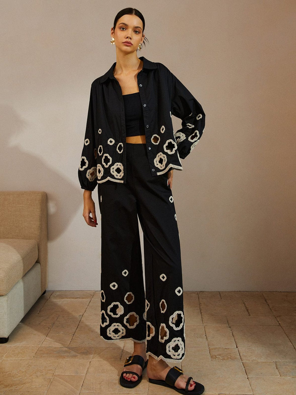Blouse noire brodée détail des manches lune