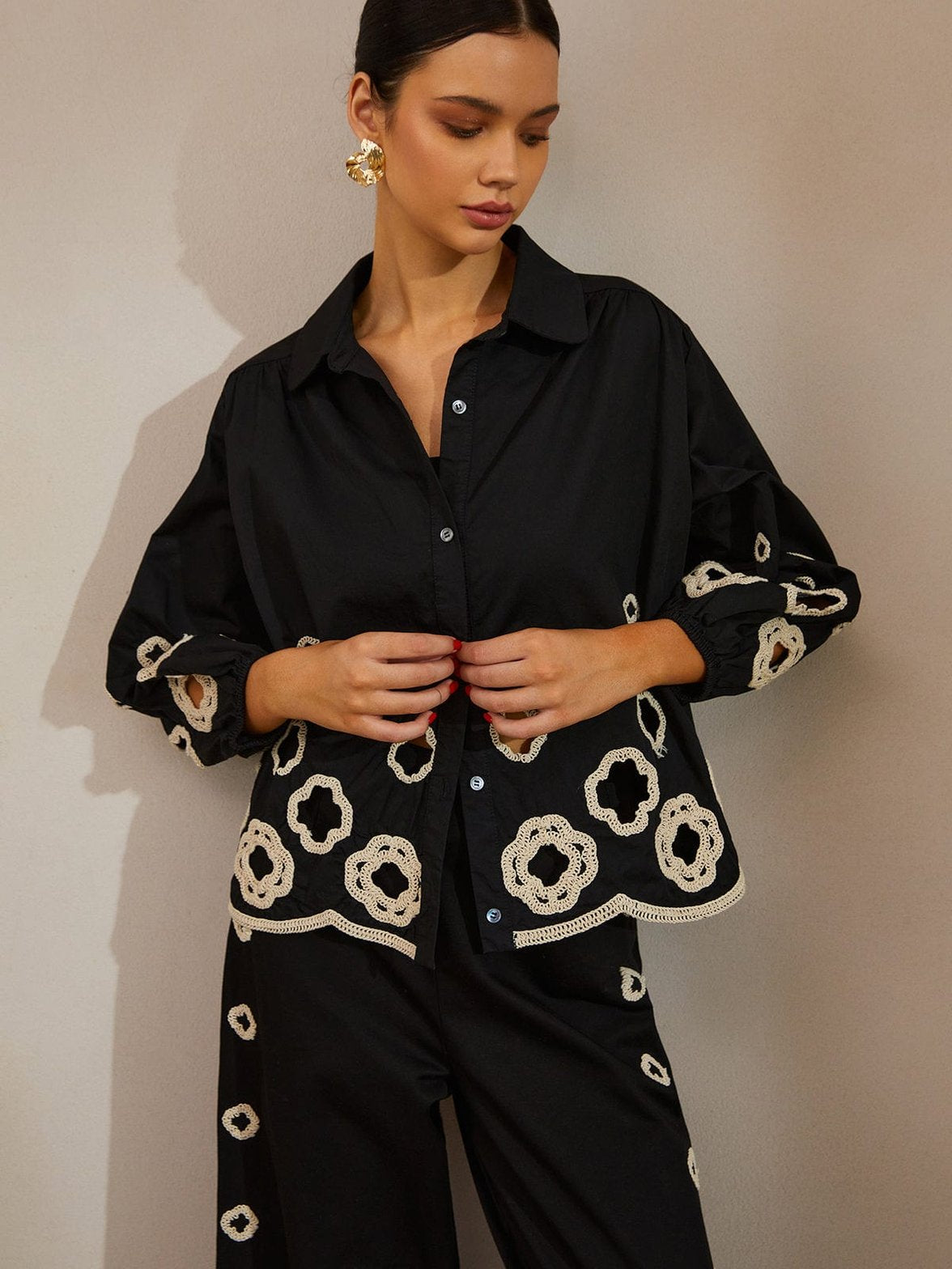 Blouse noire brodée vue portée brise