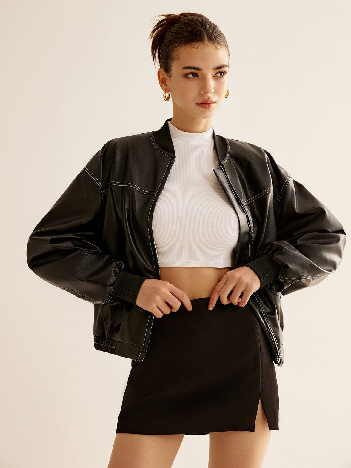 Veste bomber noire en similicuir détail manche saphir