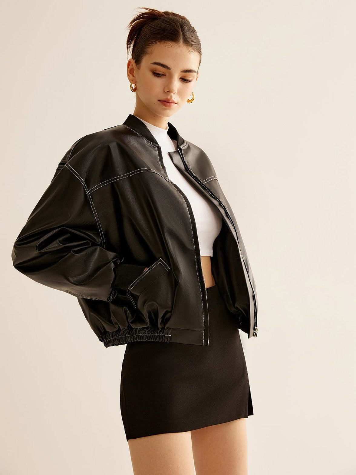 Veste bomber noire en similicuir détail couture crystal