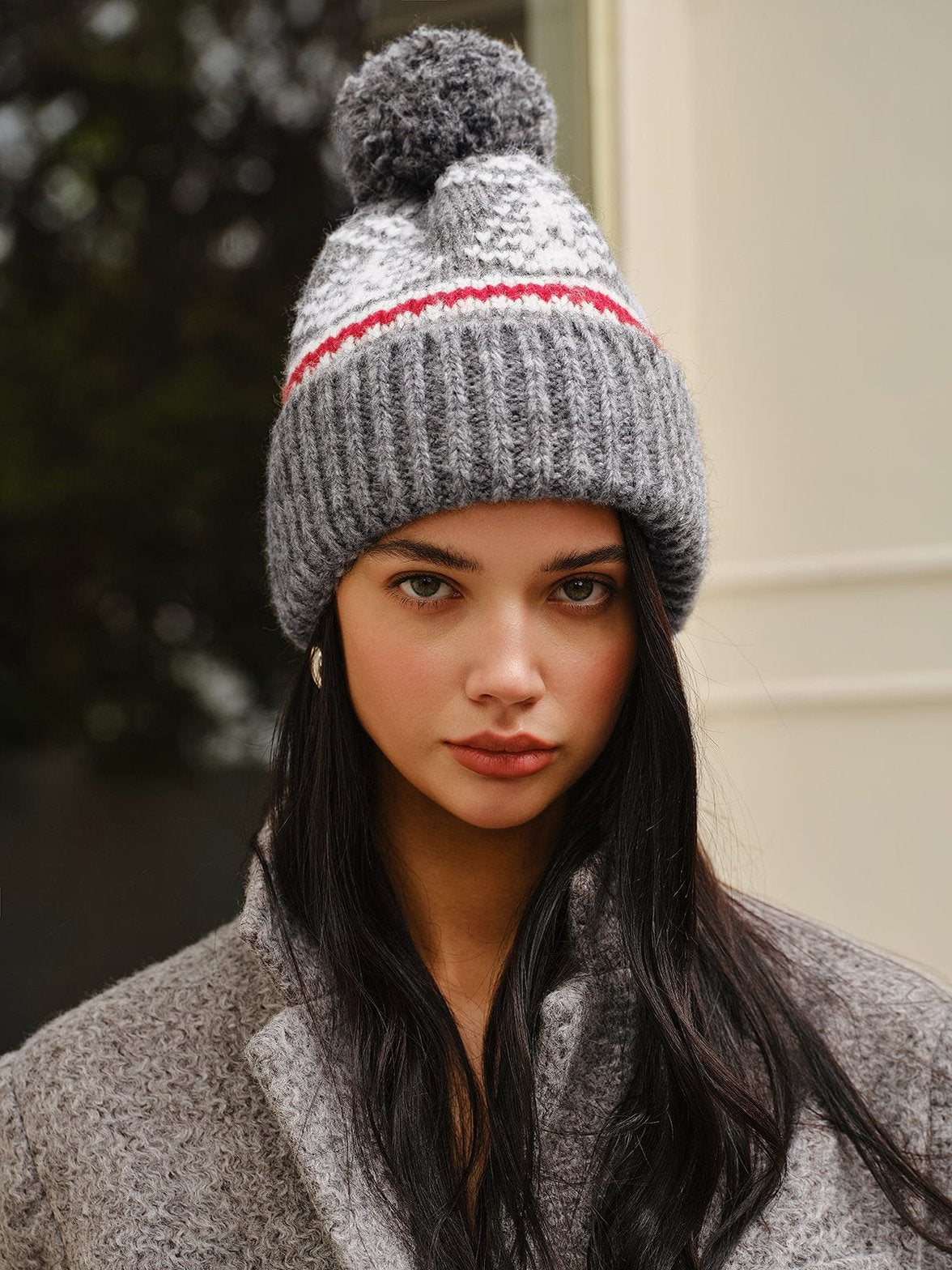 Bonnet gris à pompon tendance douceur