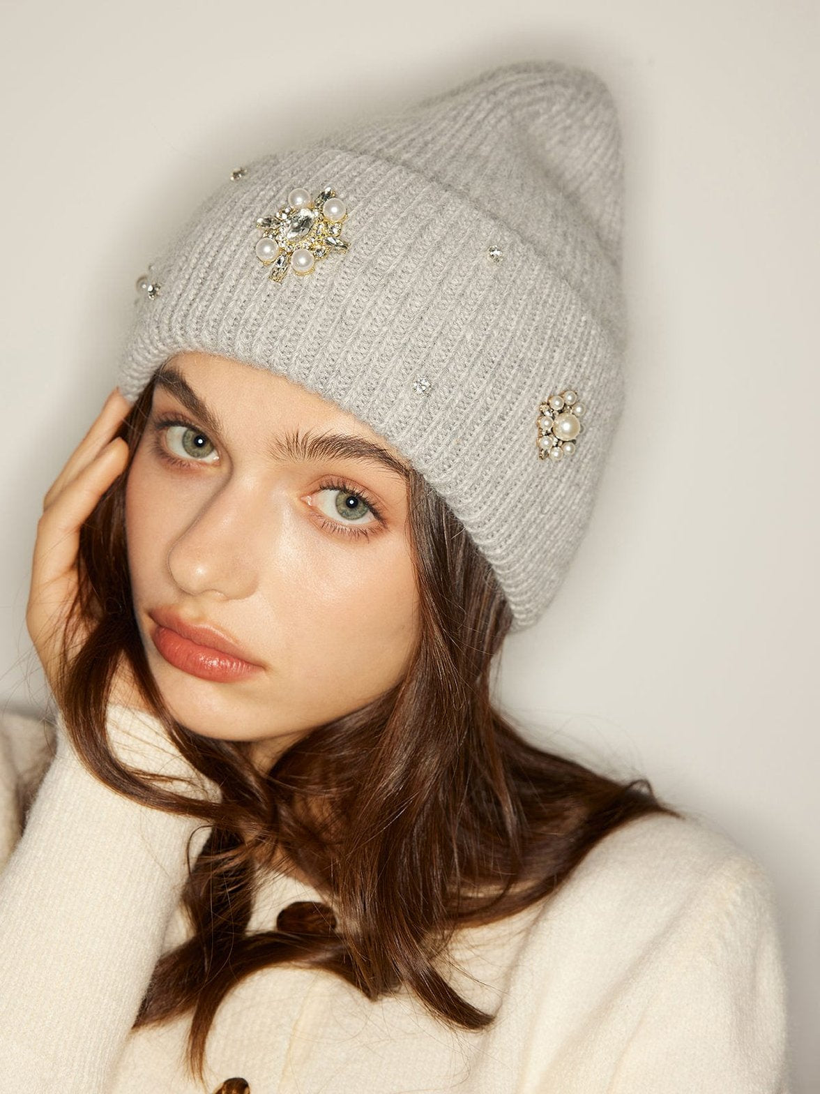 Bonnet gris orné de perles et strass douceur