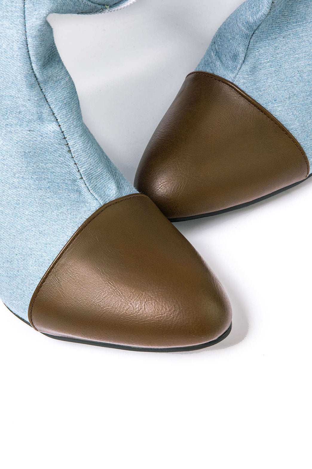 Détail bout amande botte denim nuage