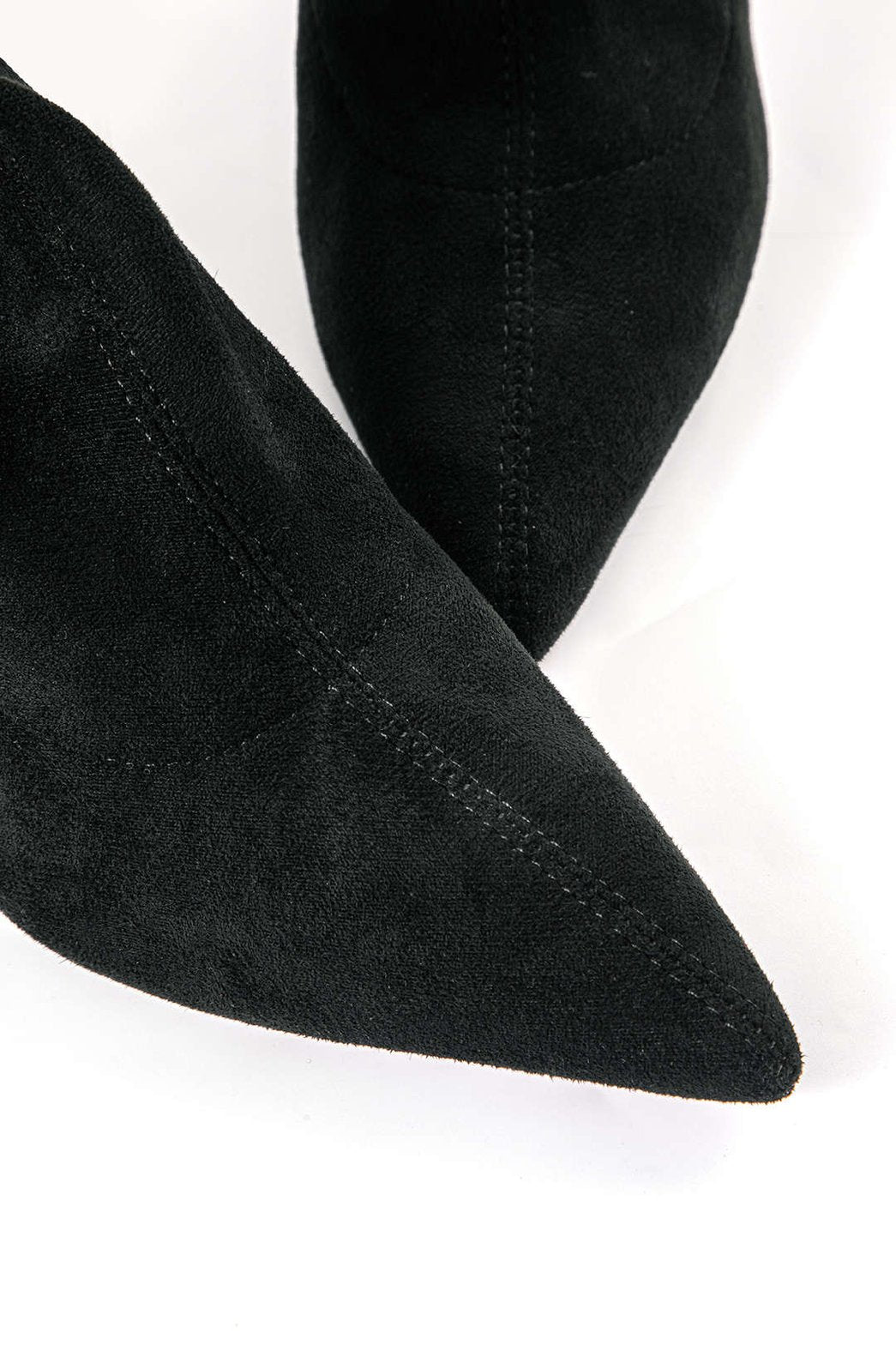 Bottes élégantes portées avec tenue nuage