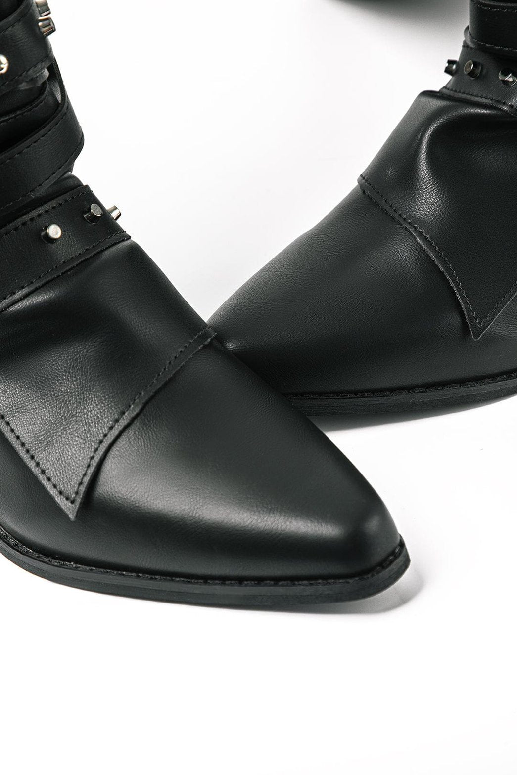 Bottes motardes noires cloutées vue détail nuage