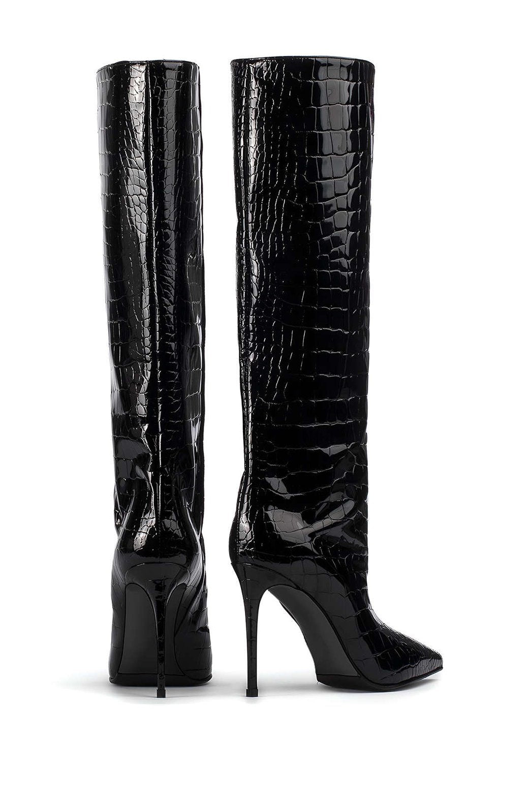 Détail texture croco des bottes noires brillantes lune