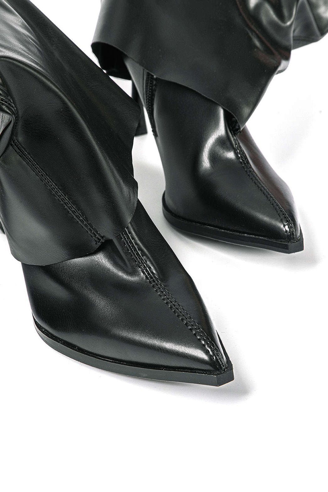 Vue arrière des bottes en cuir noir lune