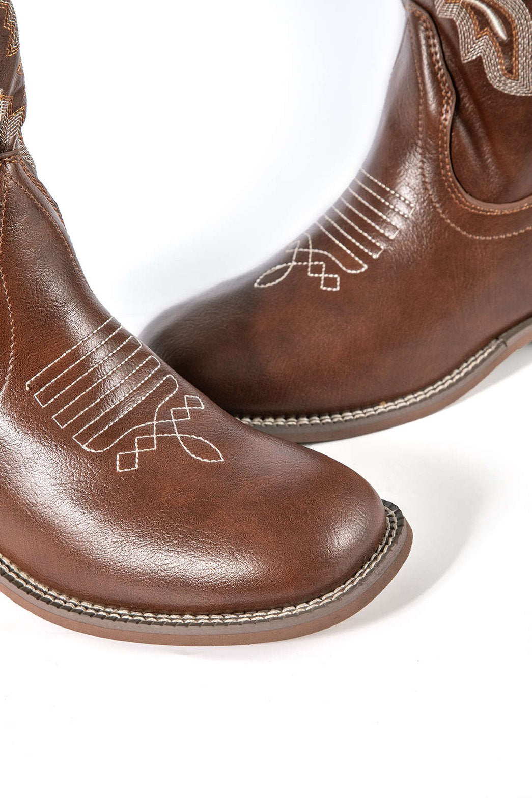 Bottes élégantes marron vue dessus nuage