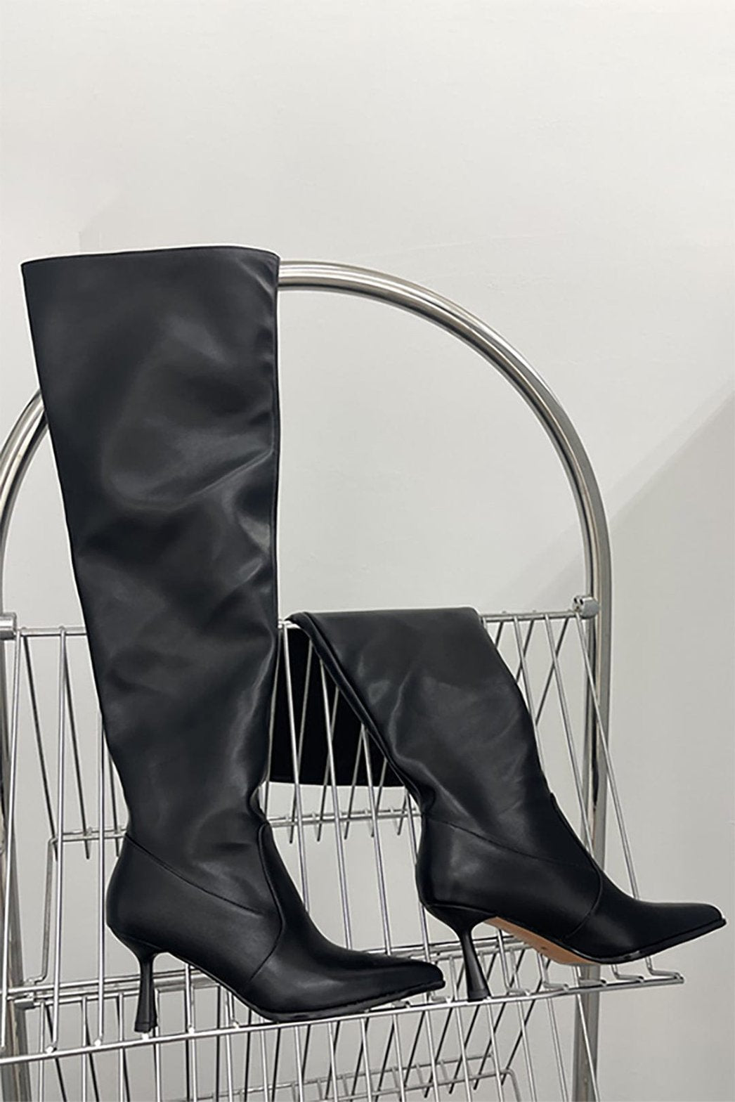 Bottes hautes noires sophistiquées harmonie