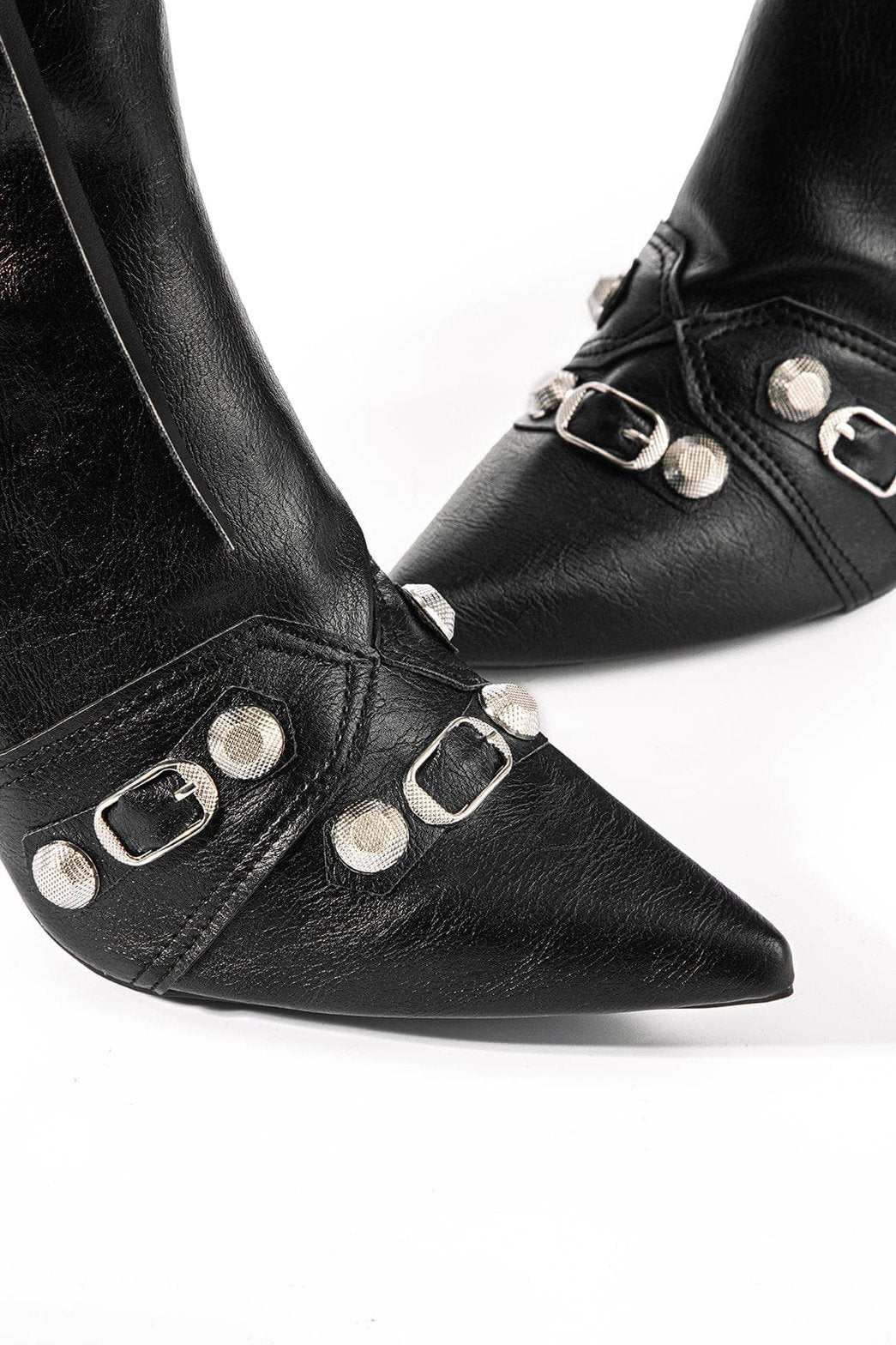 Vue arrière des bottines pointues glamour douceur