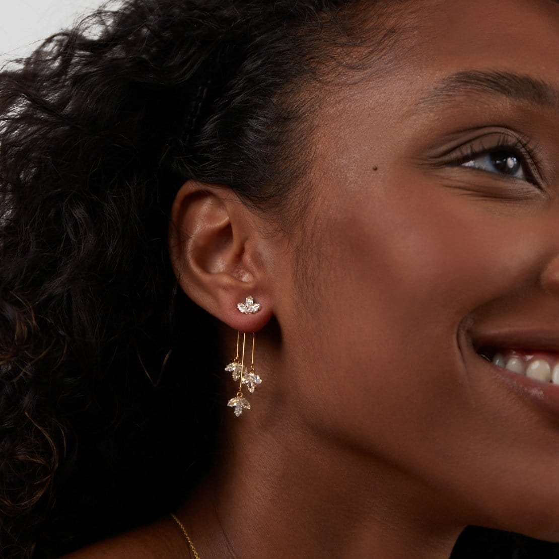 Boucles d'oreilles cascade cristal portées rubis