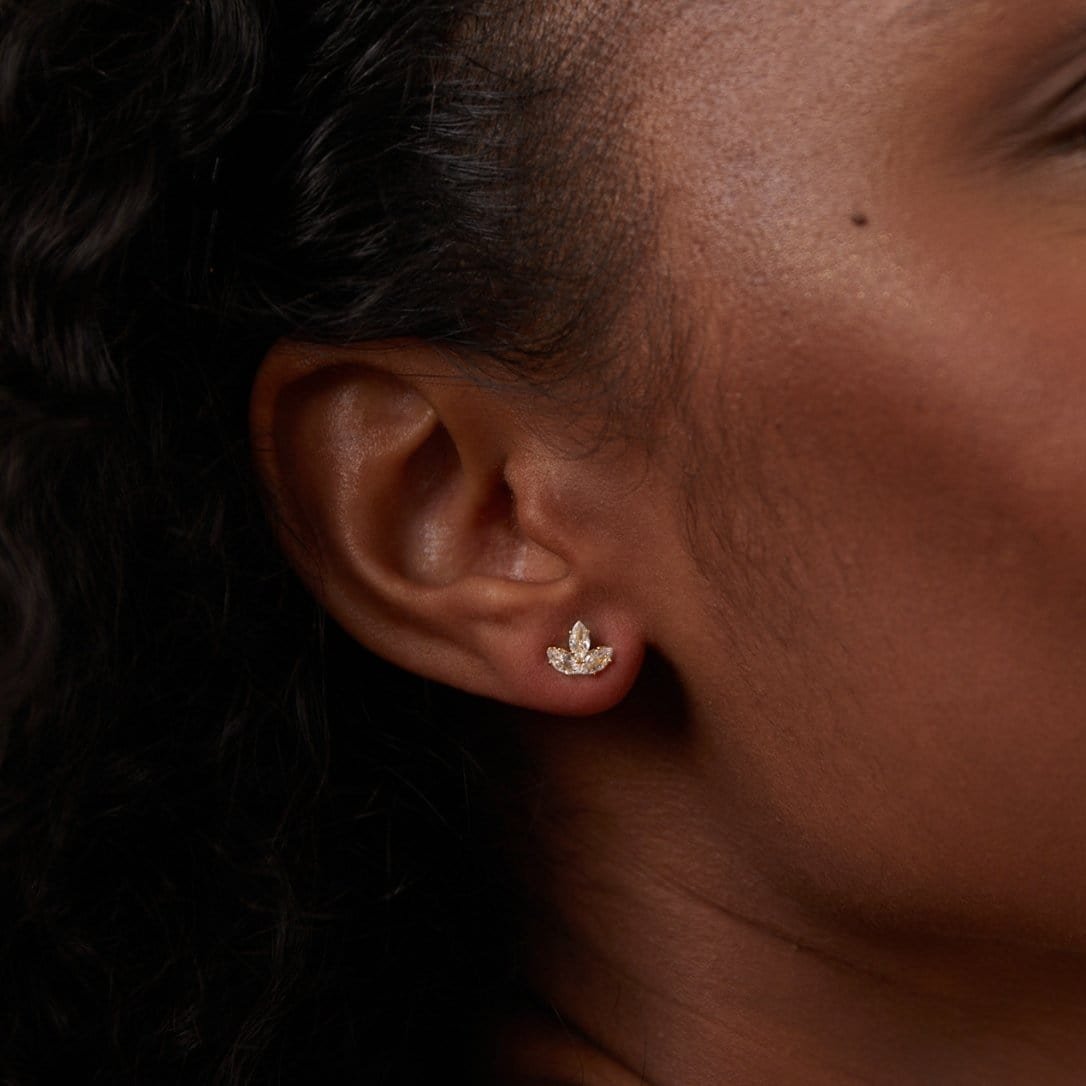 Détail boucles d'oreilles cascade cristal fleur