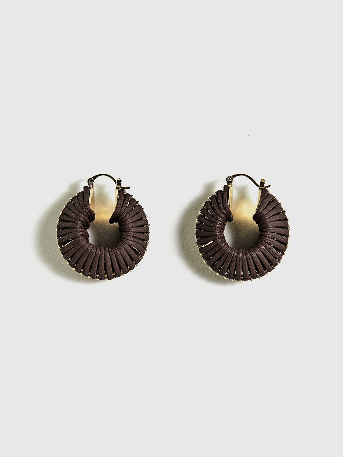Boucles d'oreilles bordeaux gros plan raffiné