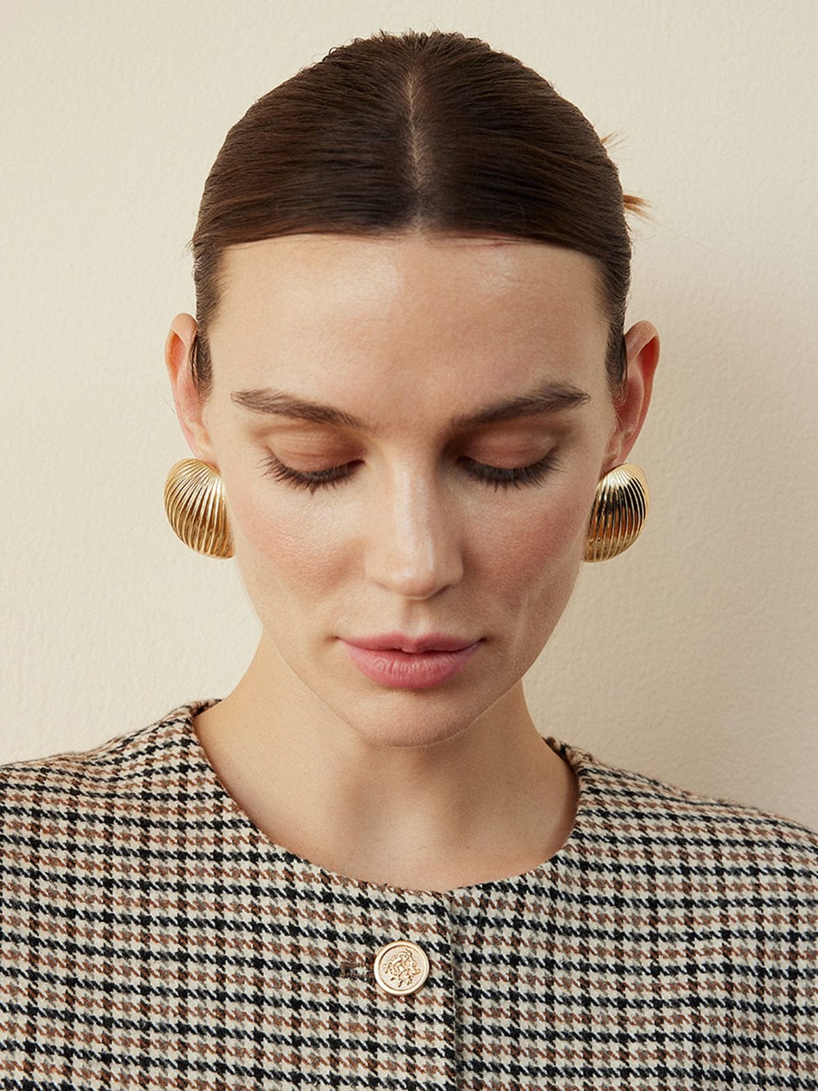 Boucles d'oreilles sphériques dorées glamour