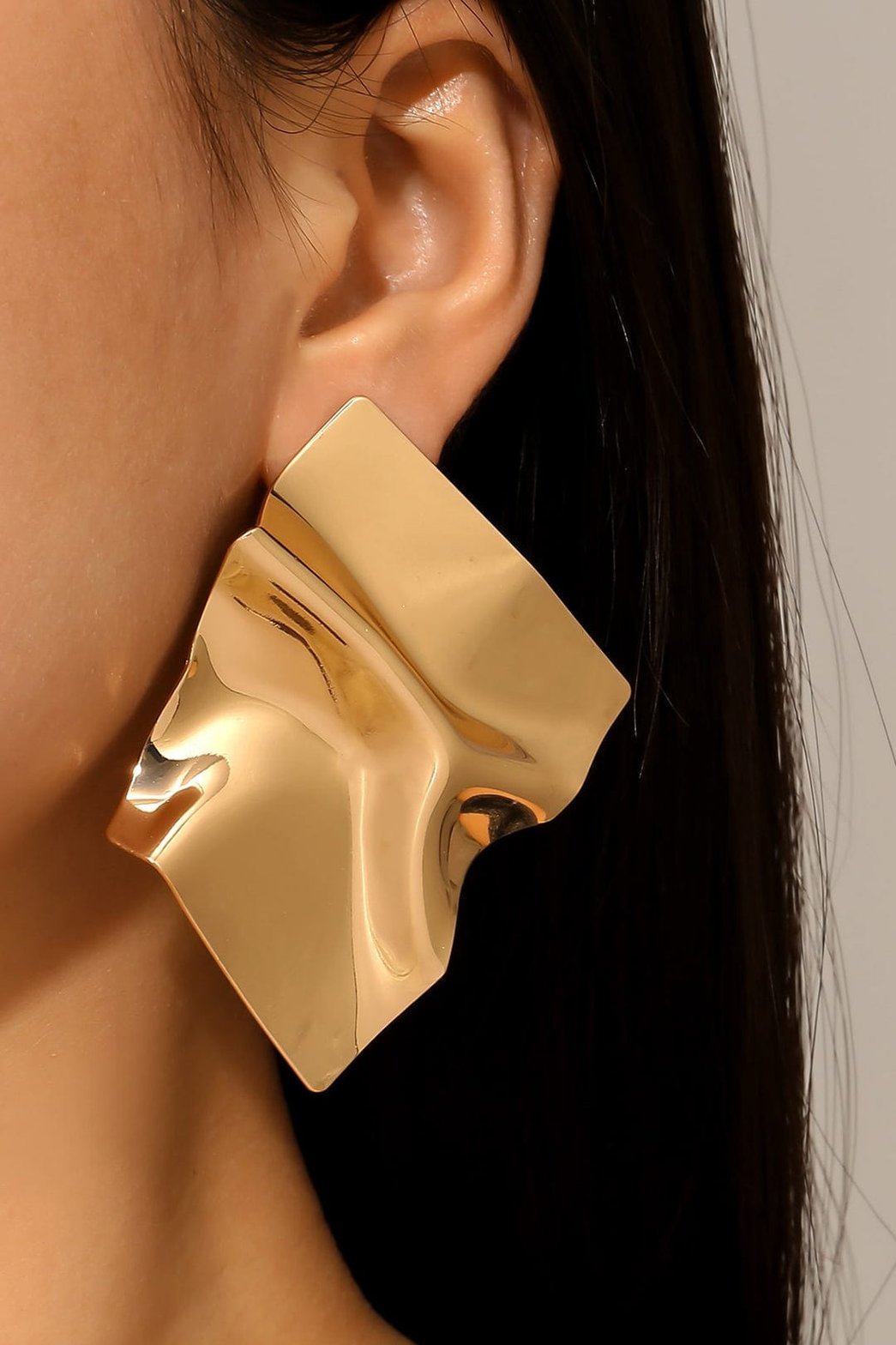 Boucles d'oreilles design dorées effet froissé élégant soleil