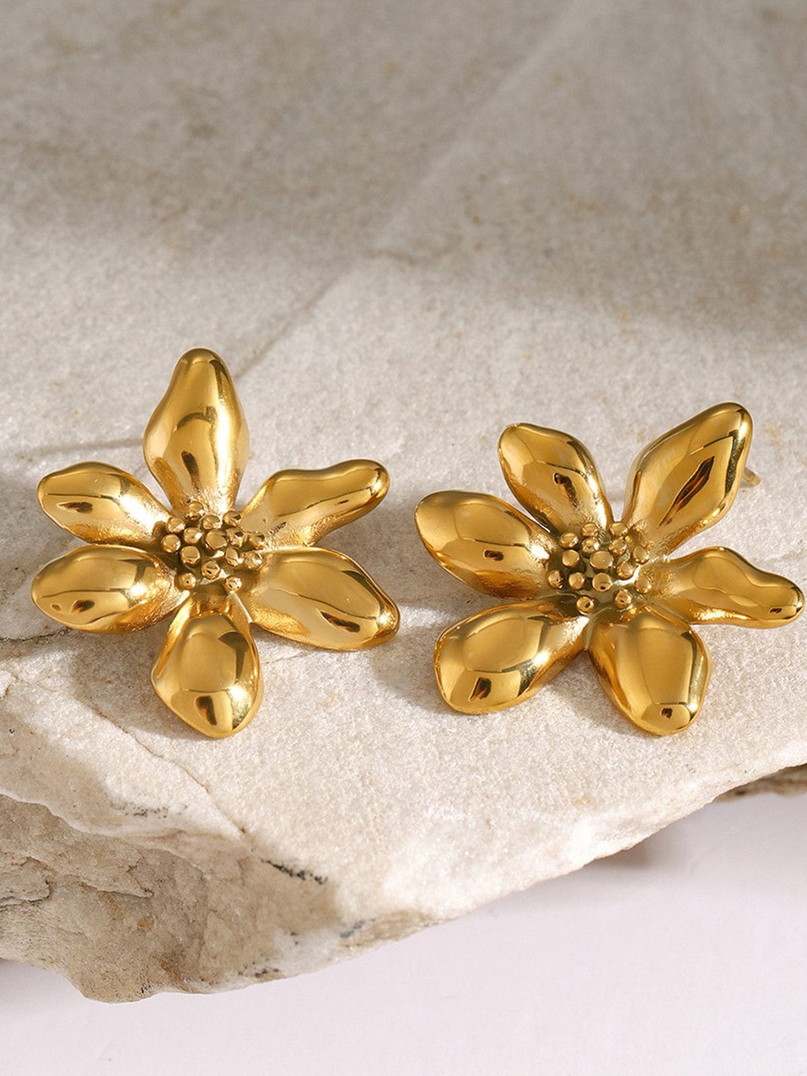 Boucle d'oreille motif floral doré lune