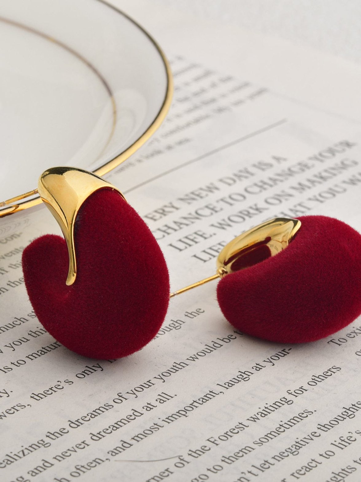 Boucles d'oreilles velours bordeaux vue côté soleil