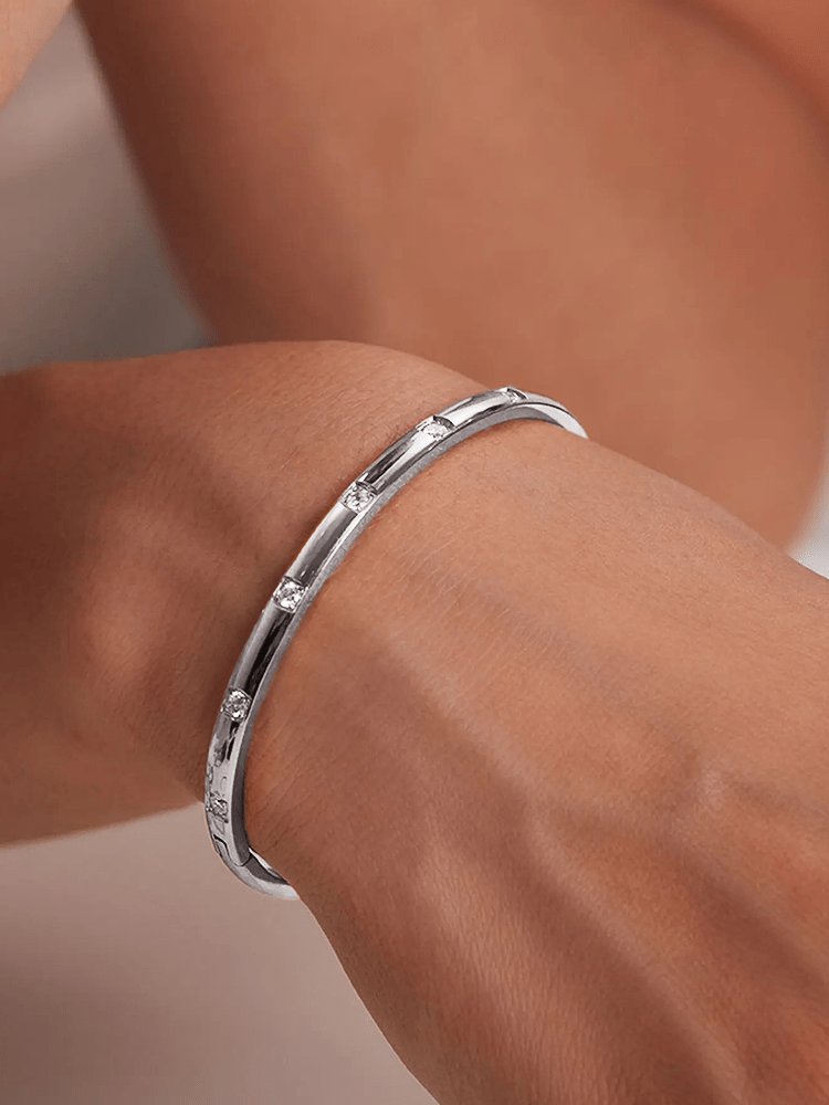 Bracelet argenté fin avec zircons étincelant papillon