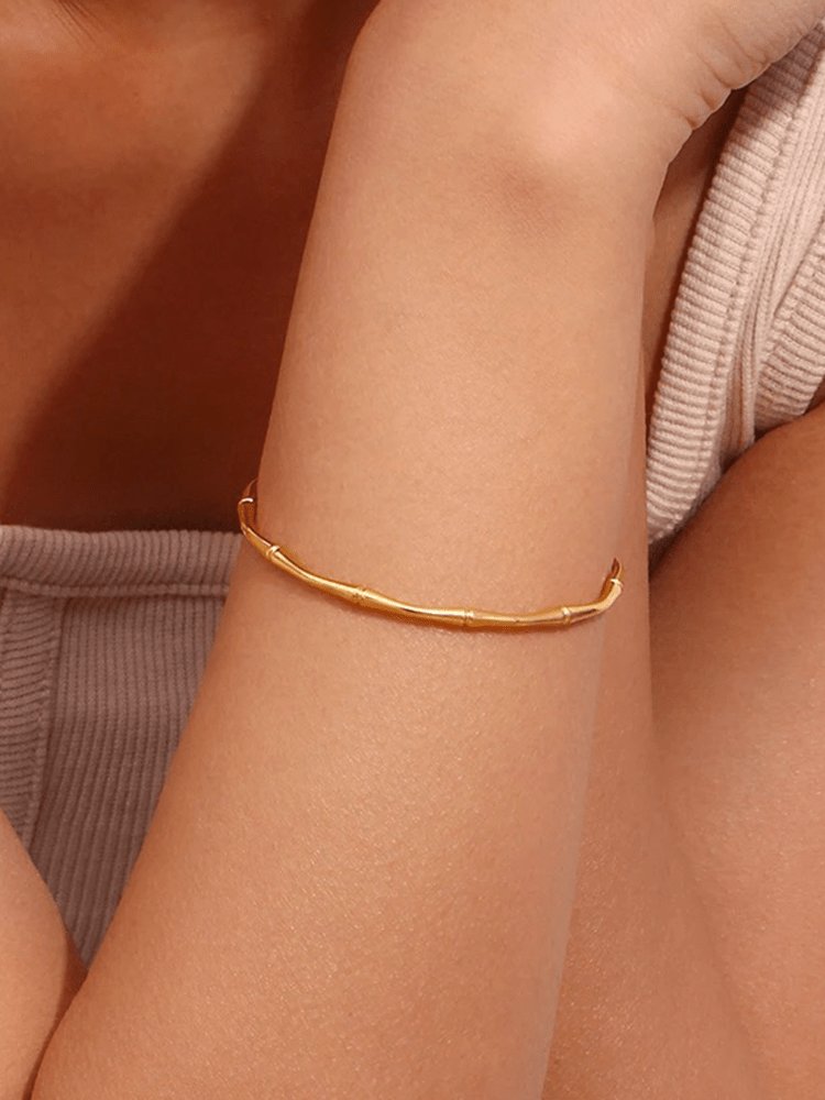 Bracelet bambou doré porté au poignet étincelle