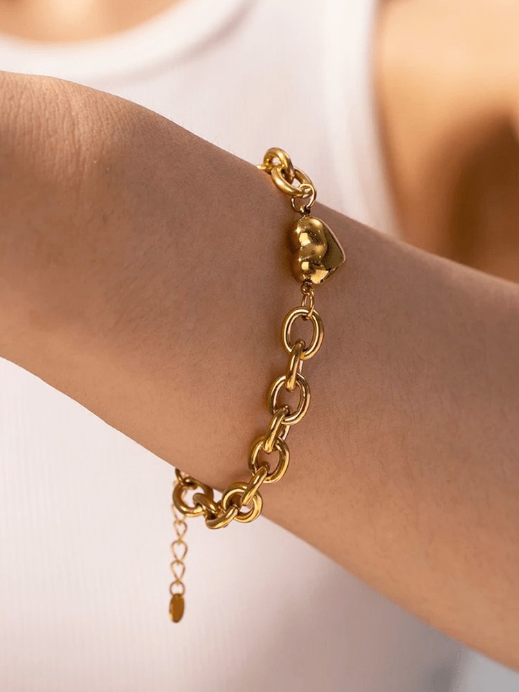 Bracelet cœur doré porté au poignet splendide