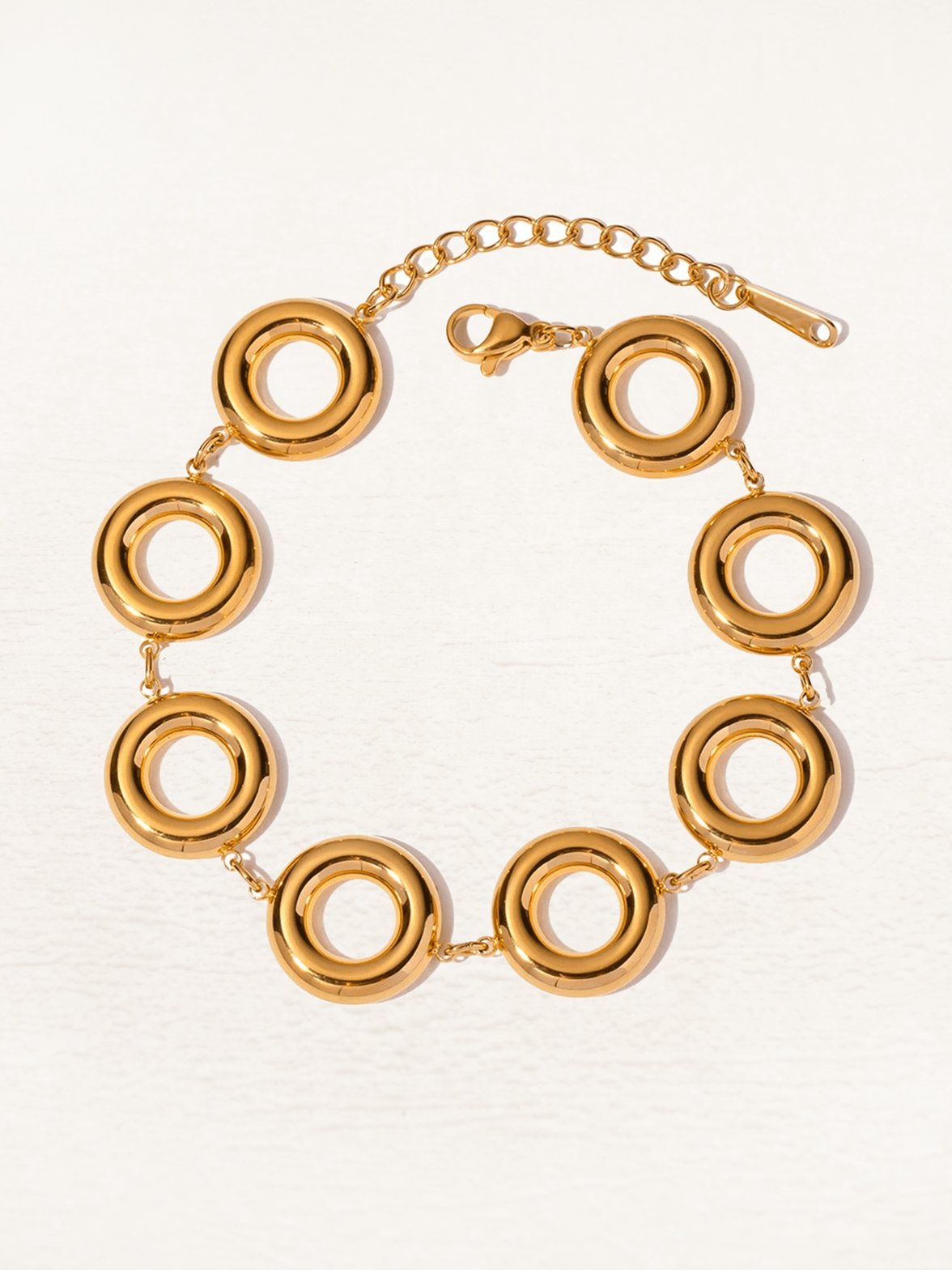 Bracelet doré porté luxe étoile