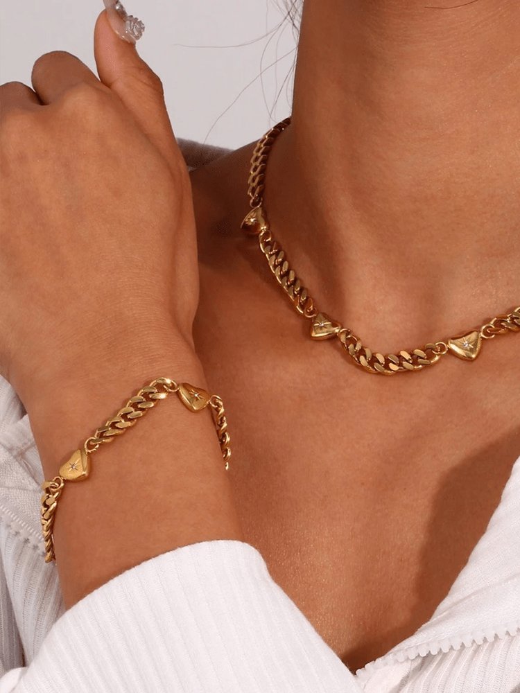 Bracelet chaîne dorée motif cœurs gracieux