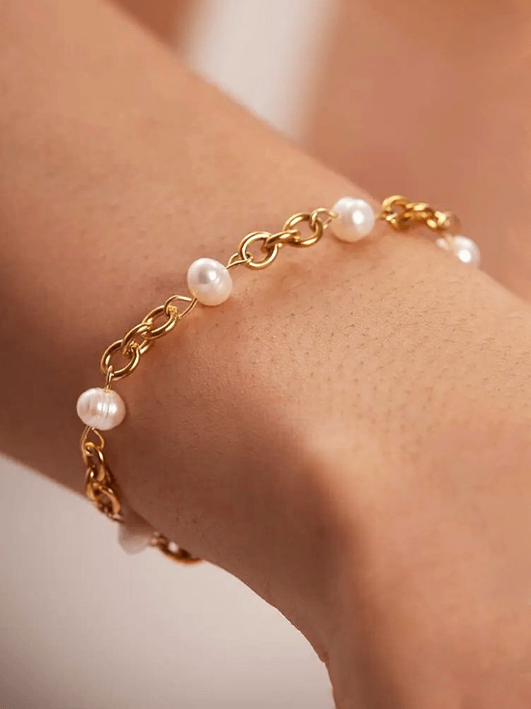 Bracelet chaîne dorée avec perles naturelles lumière