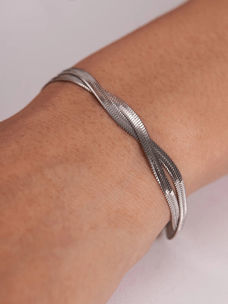 Bracelet serpent torsadé argent porté élégance