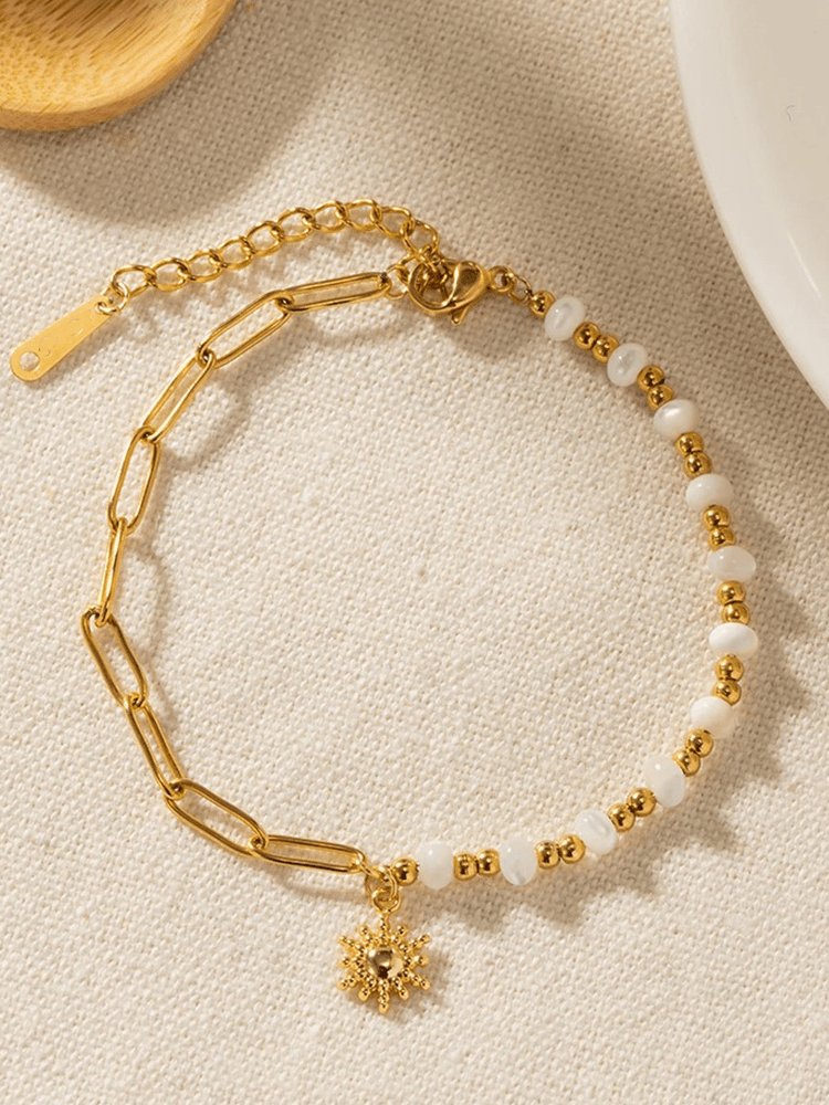 Détail du bracelet avec pendentifs coquillages soleil