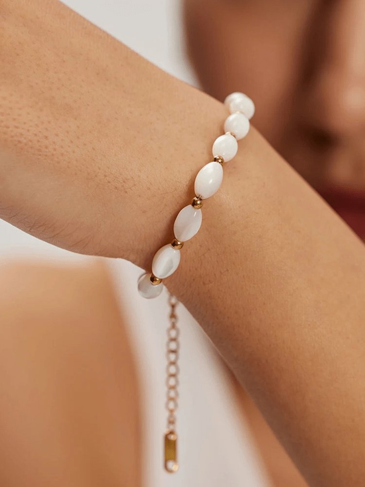 Détail bracelet coquillages et perles dorées sérénité