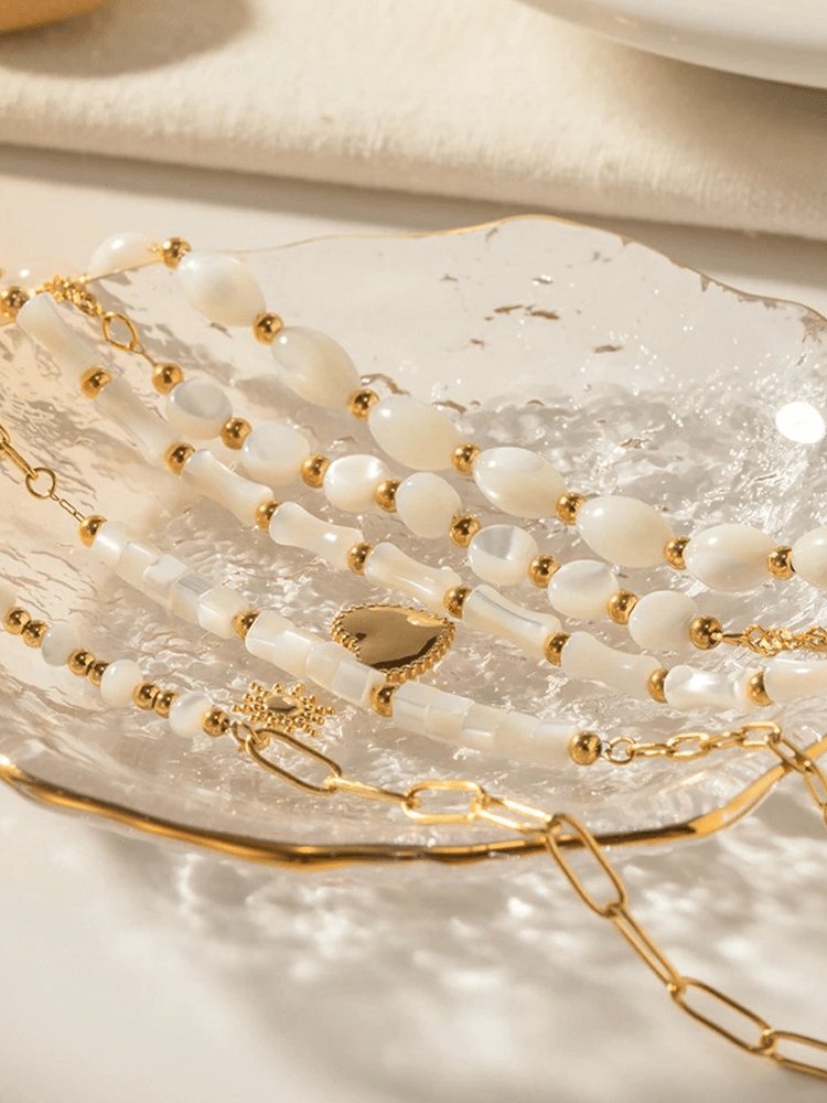 Détail du bracelet coquillages doré vague