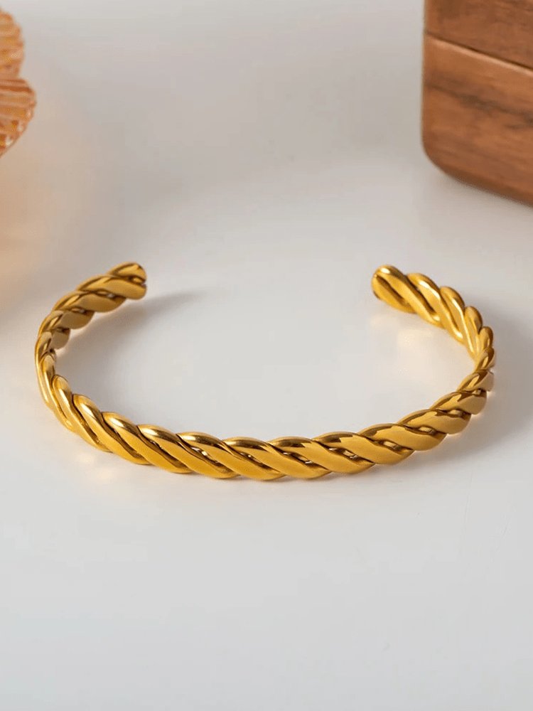 Détail bracelet torsadé plaqué or lune