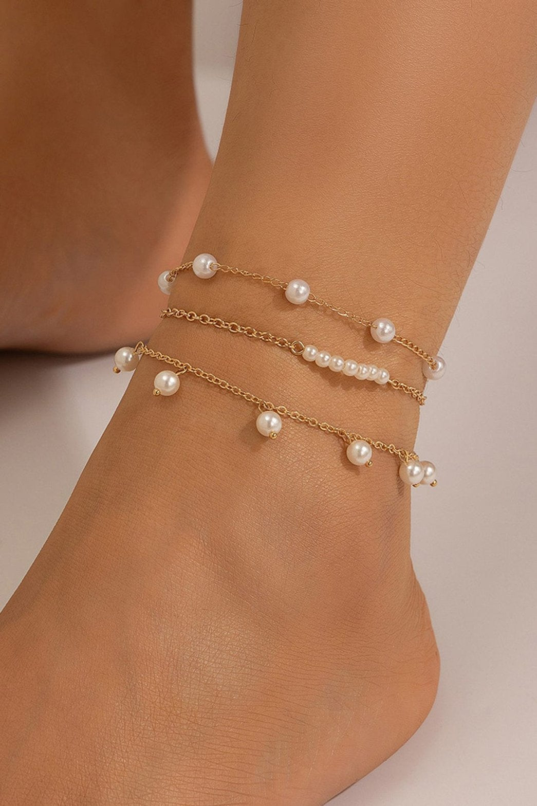 Vue rapprochée du bracelet de cheville perles lune