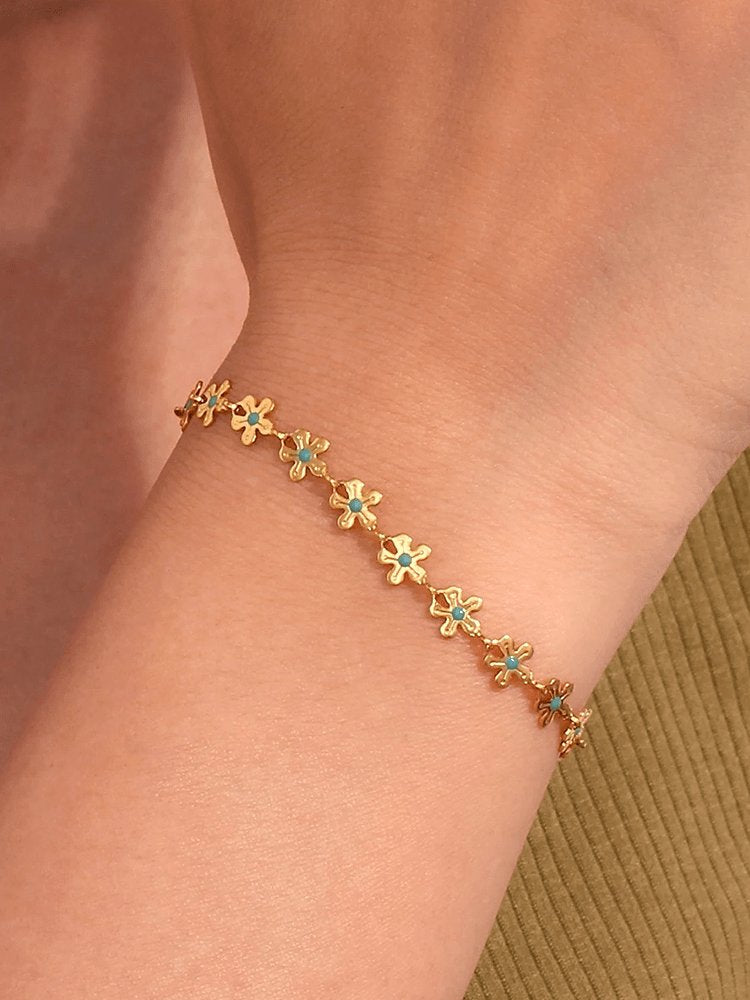 Bracelet floral doré avec motifs délicats papillon