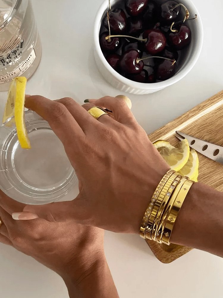 Bracelet jonc doré porté seul soleil