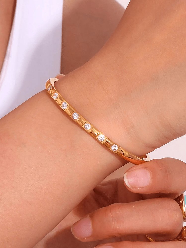 Bracelet jonc doré avec zirconias étincelant